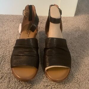 Comfortiva Newnan leather sandal. New!
Comfy & wide width which is hard to find!